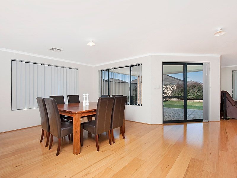 32 Plumwood Avenue, Hammond Park WA 6164