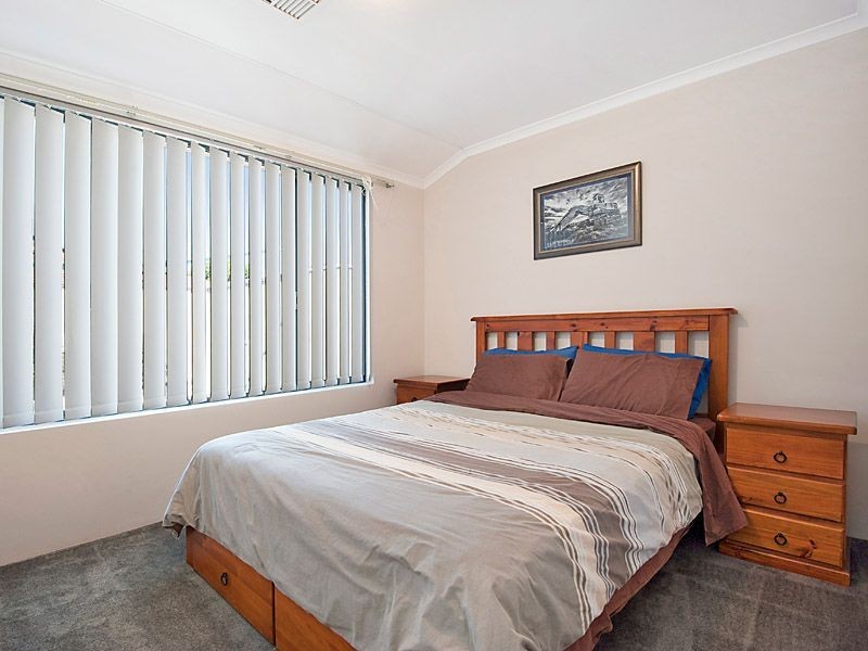 32 Plumwood Avenue, Hammond Park WA 6164