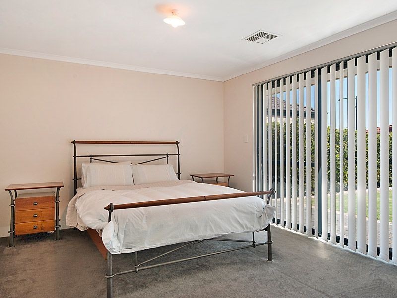 32 Plumwood Avenue, Hammond Park WA 6164