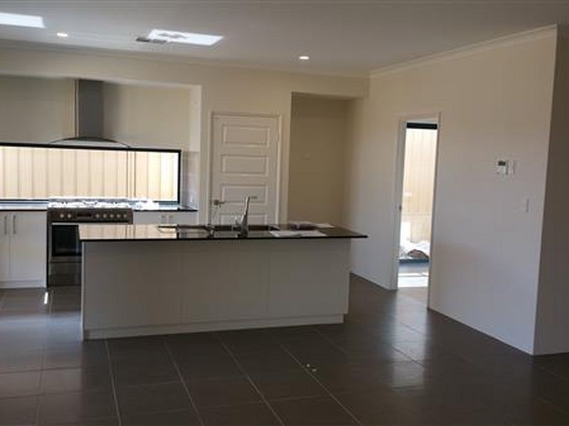 135 Frankland Avenue, Hammond Park WA 6164