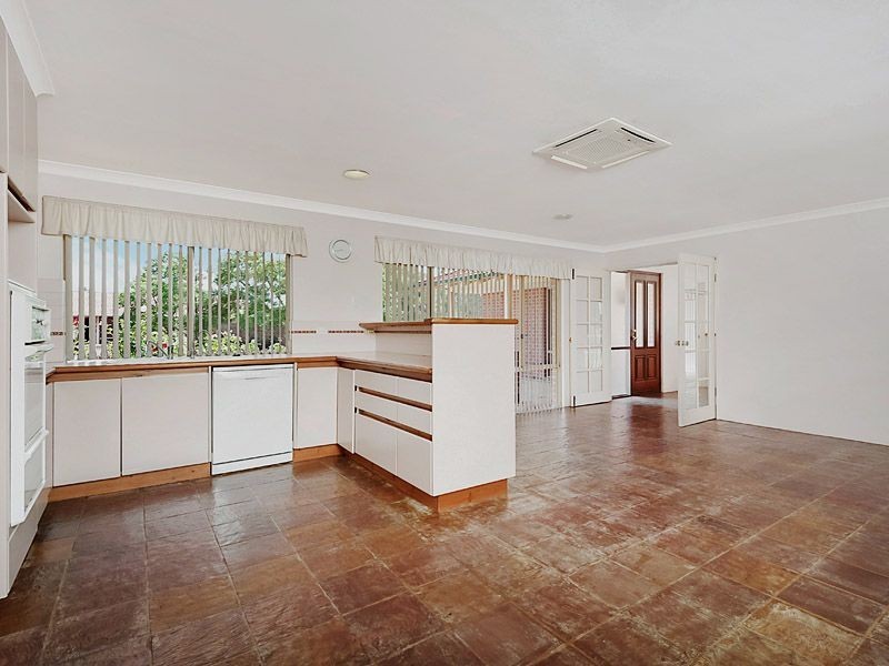 2 Oakland Heights, Leeming WA 6149