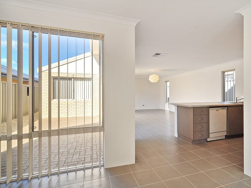 4 Balliol Court, Piara Waters WA 6112