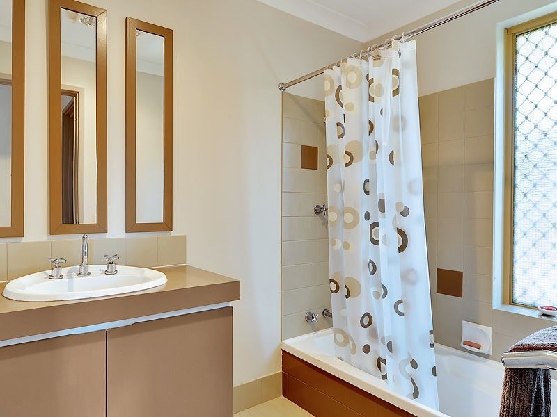 32 Pioneer Drive, Thornlie WA 6108