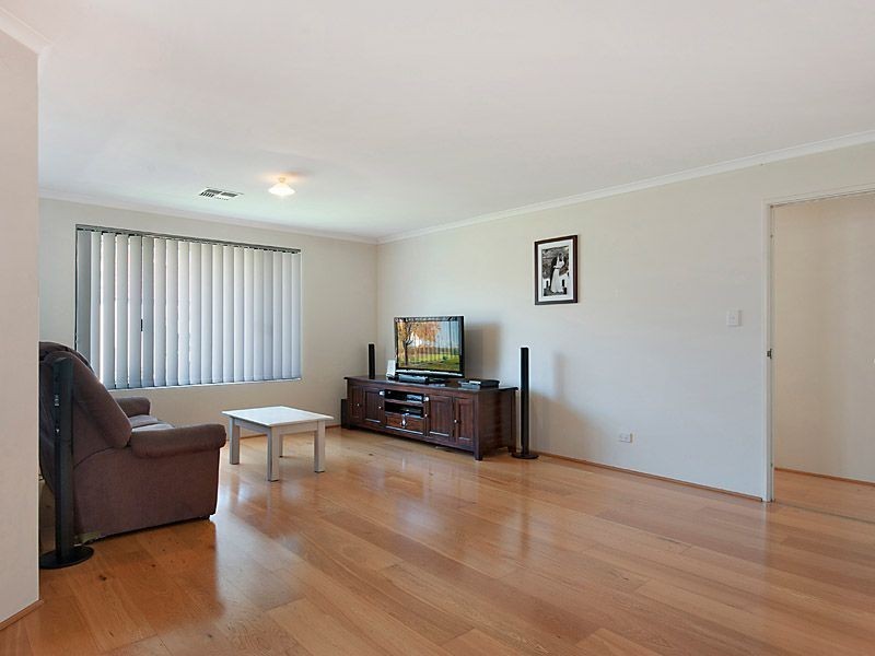 32 Plumwood Avenue, Hammond Park WA 6164