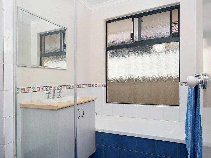 32 Plumwood Avenue, Hammond Park WA 6164