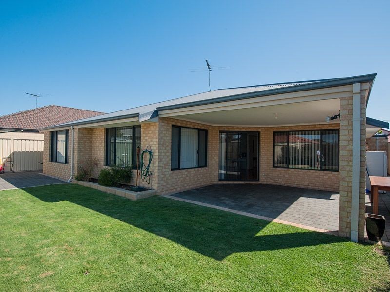 32 Plumwood Avenue, Hammond Park WA 6164