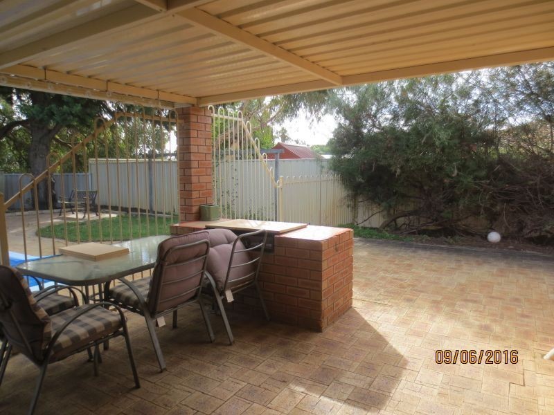 50 Greenway Avenue, Thornlie WA 6108
