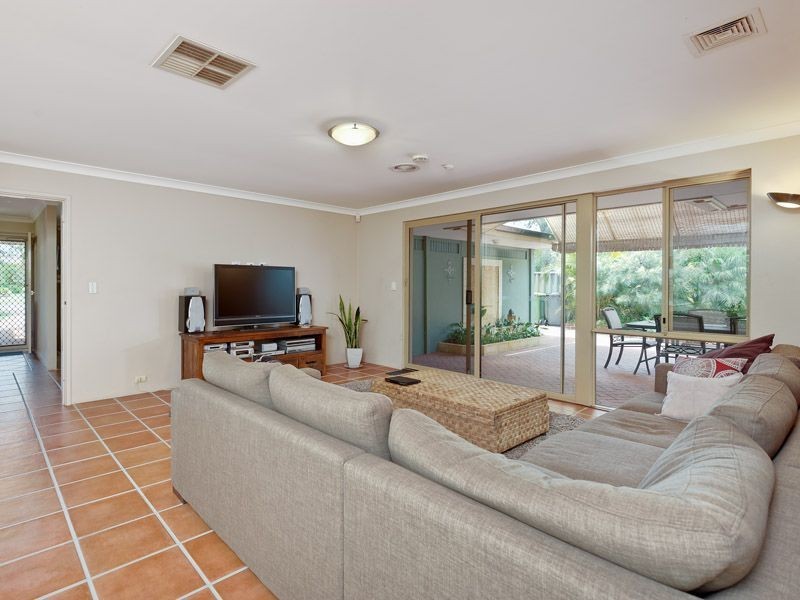 9 Stallwood Gardens, Leeming WA 6149