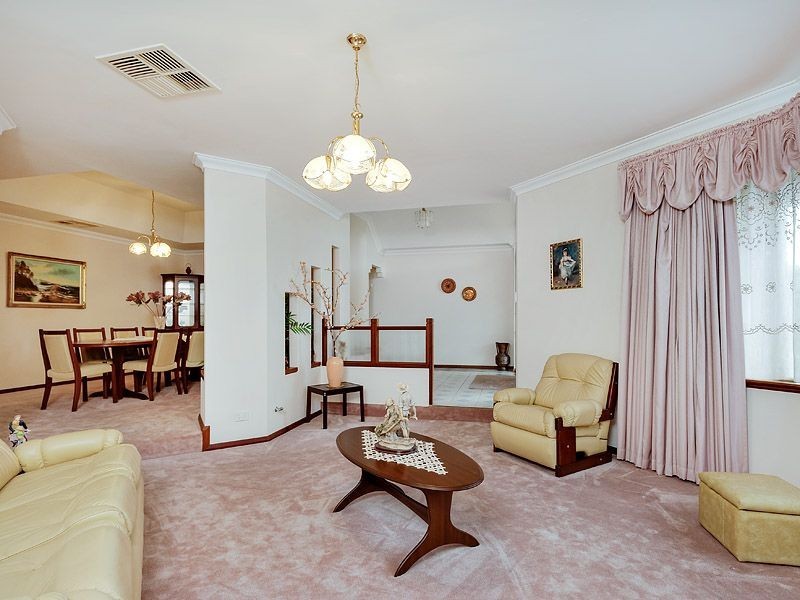 23 Devenish Way, Leeming WA 6149