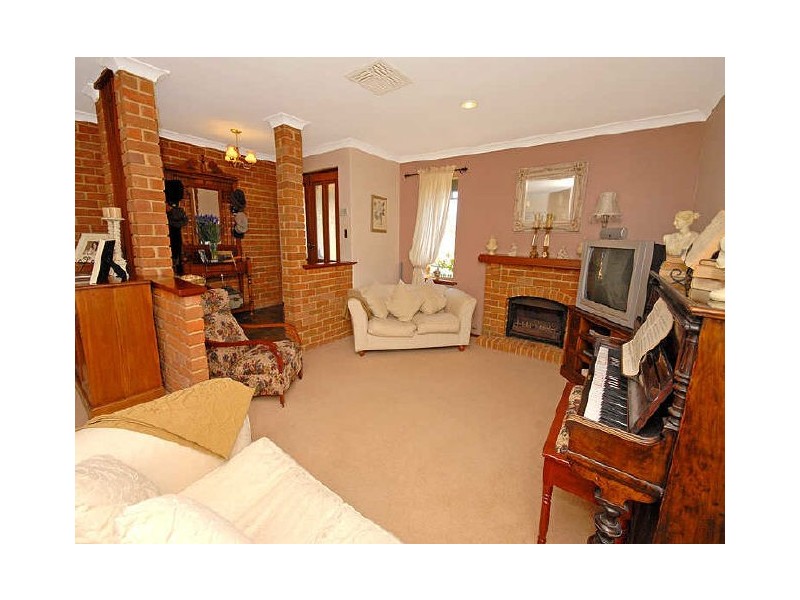 4 Harrington Crescent, Leeming WA 6149