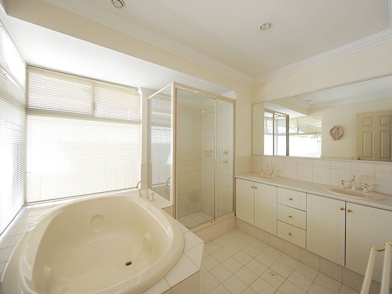 13 Kooralbyn Valley Crescent, Jandakot WA 6164