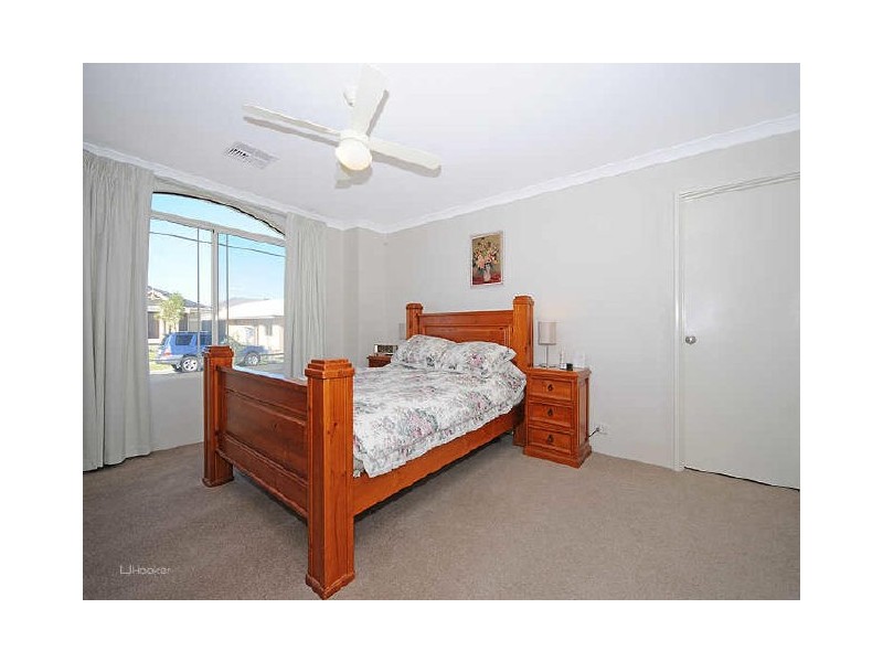 11 Jefferson Way, Piara Waters WA 6112