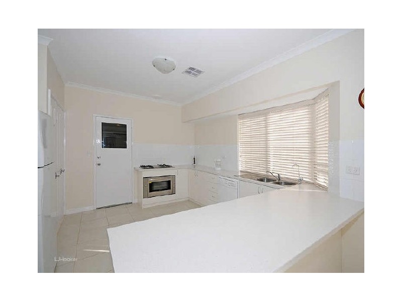 8 Lowell Terrace, Piara Waters WA 6112