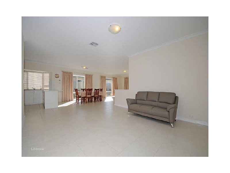 8 Lowell Terrace, Piara Waters WA 6112