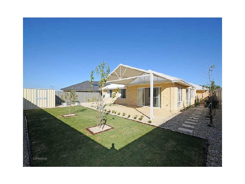 8 Lowell Terrace, Piara Waters WA 6112