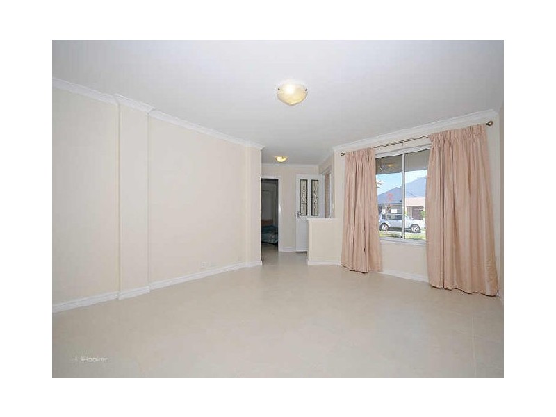 8 Lowell Terrace, Piara Waters WA 6112