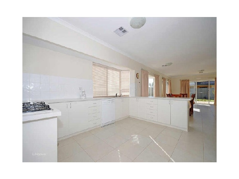 8 Lowell Terrace, Piara Waters WA 6112