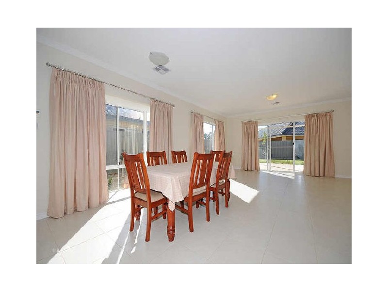 8 Lowell Terrace, Piara Waters WA 6112