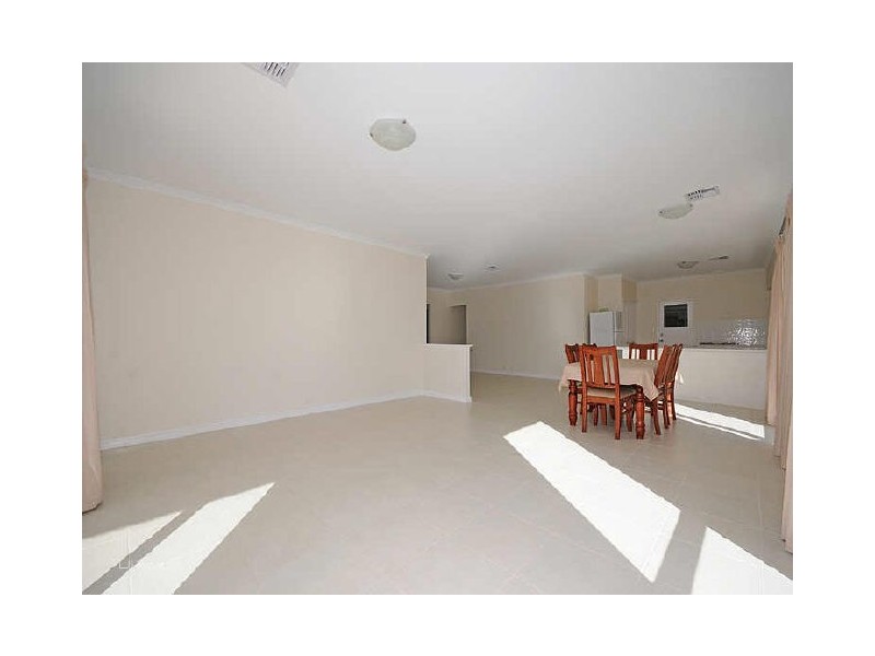 8 Lowell Terrace, Piara Waters WA 6112