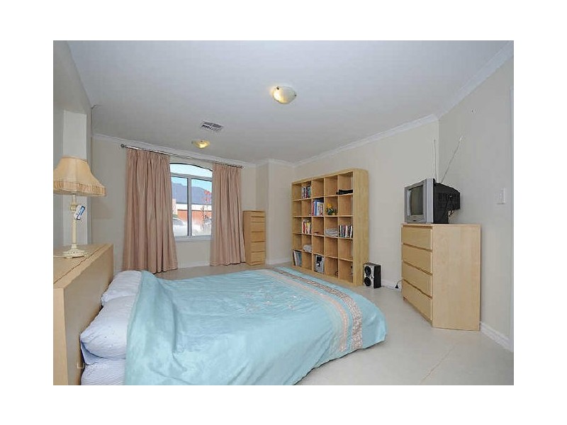 8 Lowell Terrace, Piara Waters WA 6112