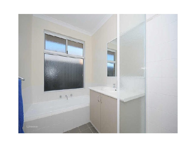 8 Lowell Terrace, Piara Waters WA 6112