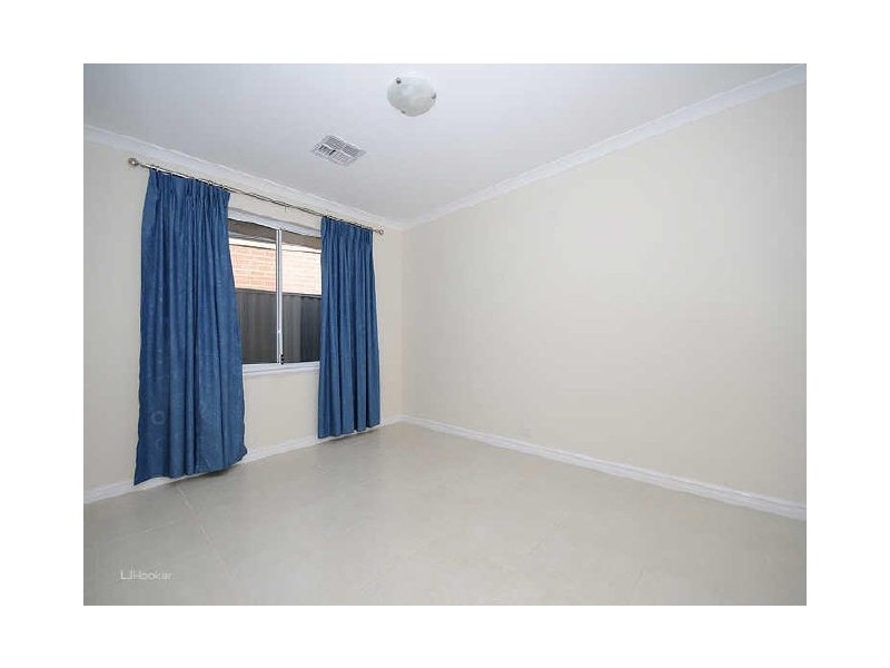 8 Lowell Terrace, Piara Waters WA 6112