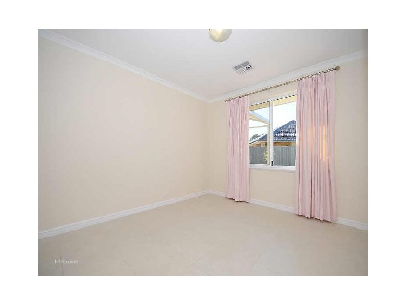 8 Lowell Terrace, Piara Waters WA 6112