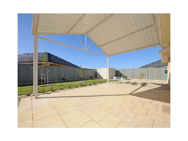 8 Lowell Terrace, Piara Waters WA 6112