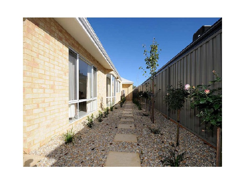 8 Lowell Terrace, Piara Waters WA 6112