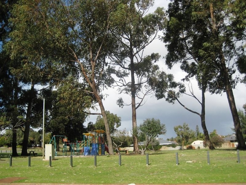 4 Hadlow Court, Leeming WA 6149