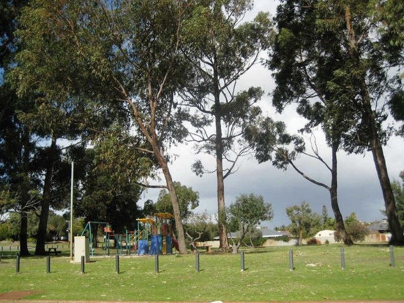 4 Hadlow Court, Leeming WA 6149