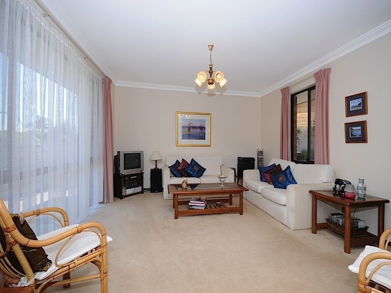 10 Hillock Circle, Leeming WA 6149