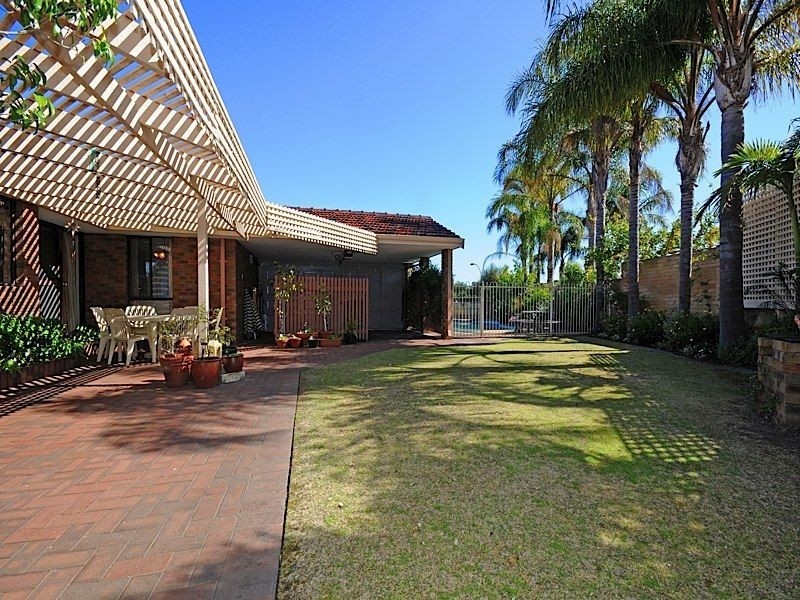 10 Hillock Circle, Leeming WA 6149