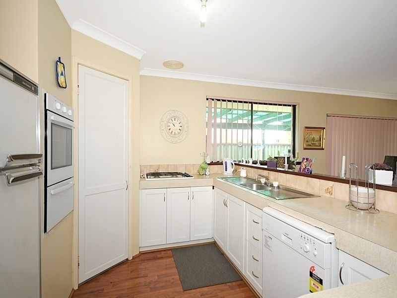 9 Broadwater Gardens, South Lake WA 6164