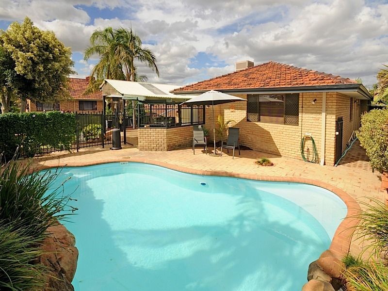 11 Harrington Crescent, Leeming WA 6149