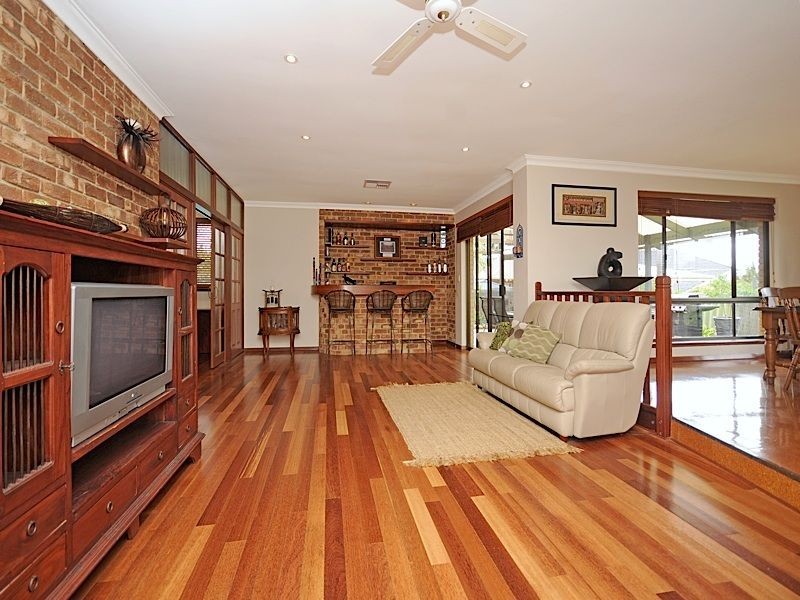 11 Harrington Crescent, Leeming WA 6149