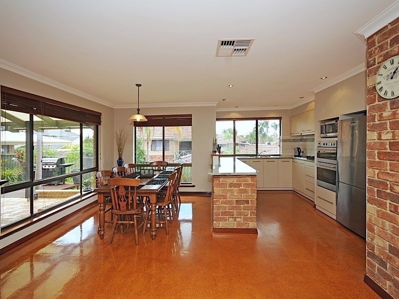 11 Harrington Crescent, Leeming WA 6149