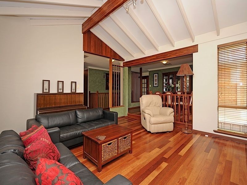 11 Harrington Crescent, Leeming WA 6149