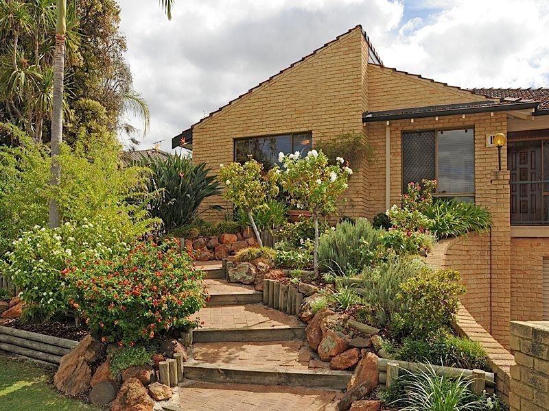 11 Harrington Crescent, Leeming WA 6149