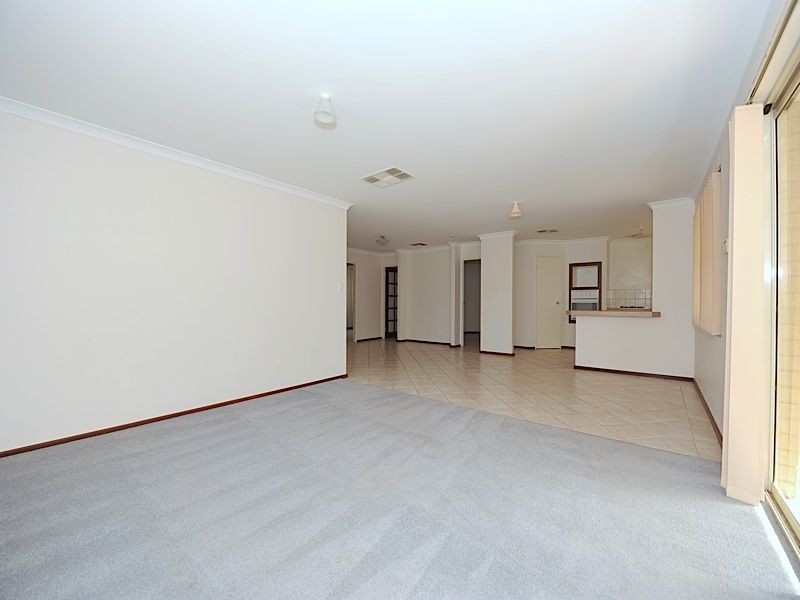 43 Waratah boulevarde, Canning Vale WA 6155
