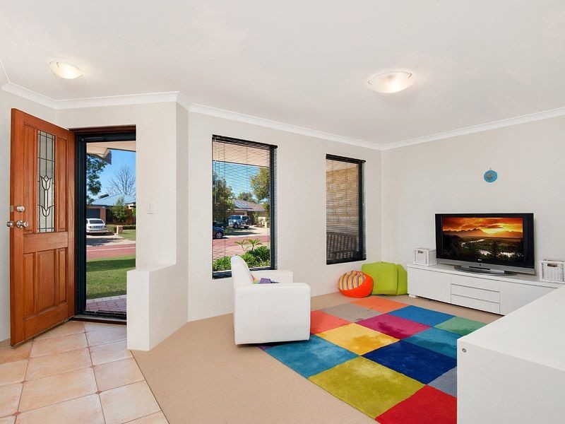 2 Avon Crescent, Atwell WA 6164