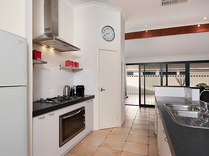 2 Avon Crescent, Atwell WA 6164