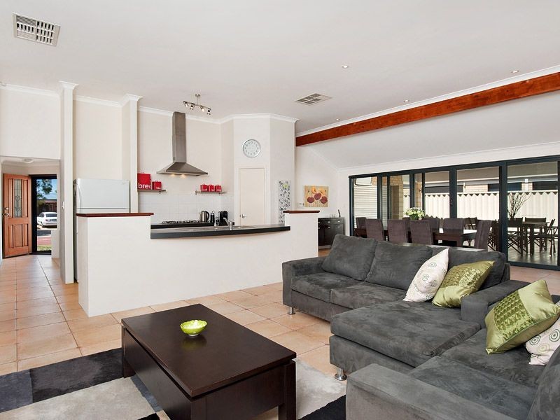 2 Avon Crescent, Atwell WA 6164