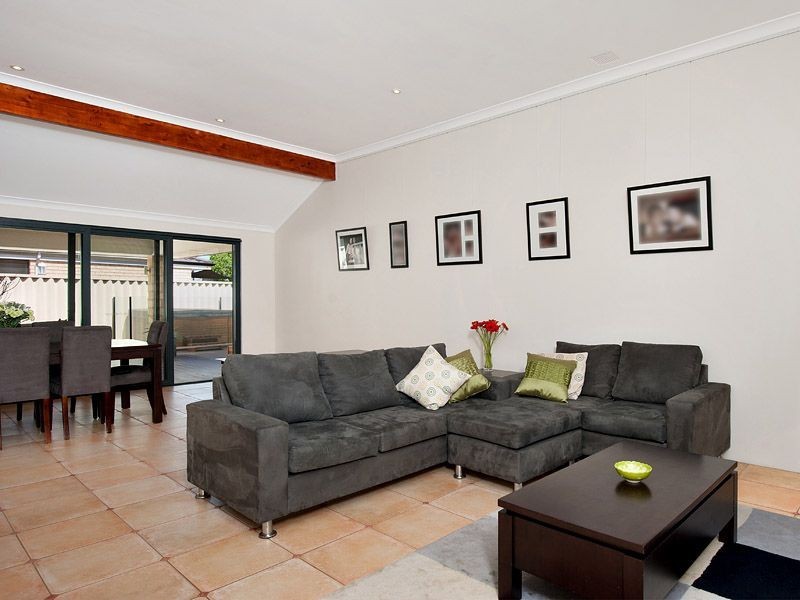 2 Avon Crescent, Atwell WA 6164