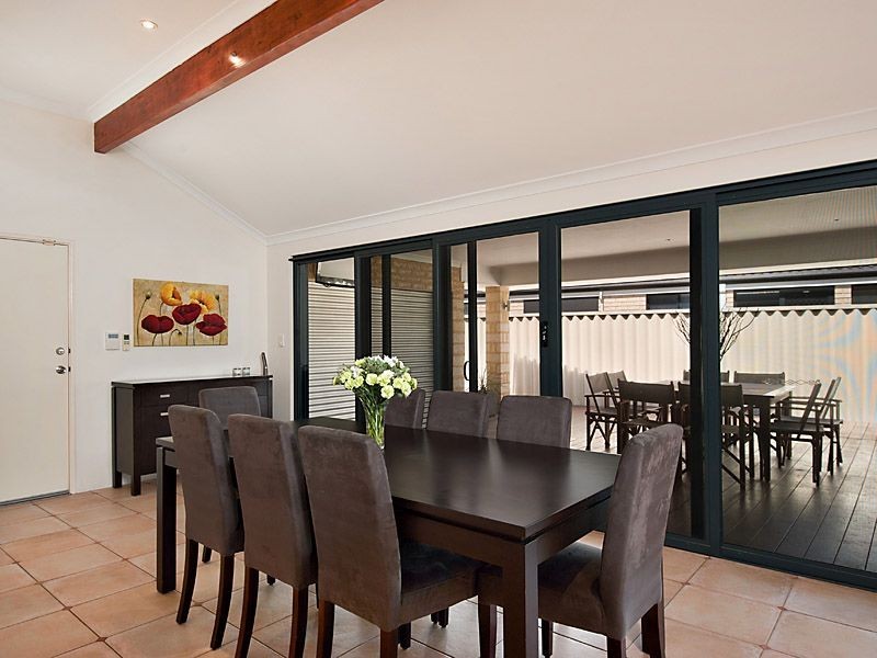 2 Avon Crescent, Atwell WA 6164