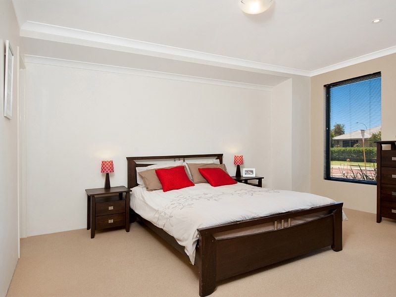 2 Avon Crescent, Atwell WA 6164