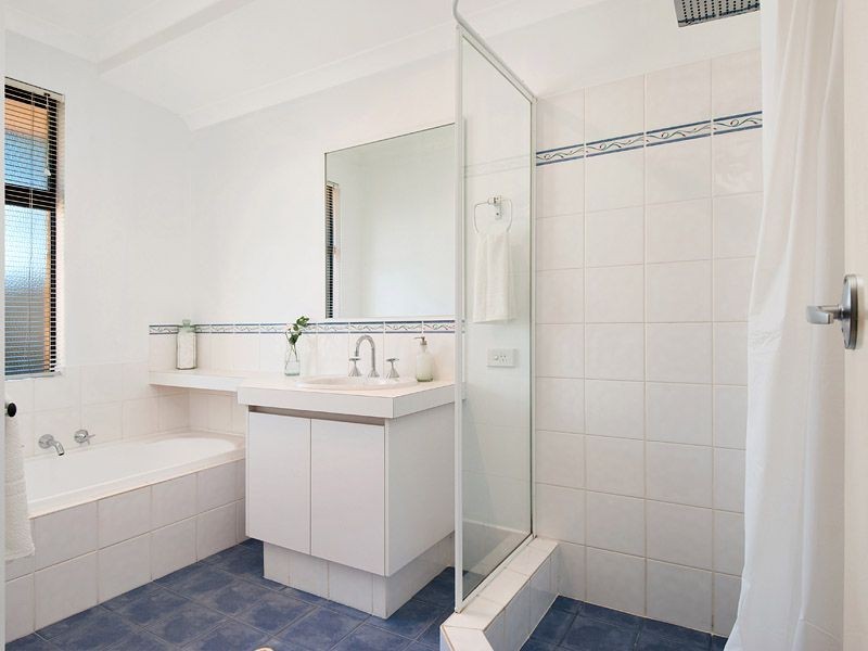 2 Avon Crescent, Atwell WA 6164