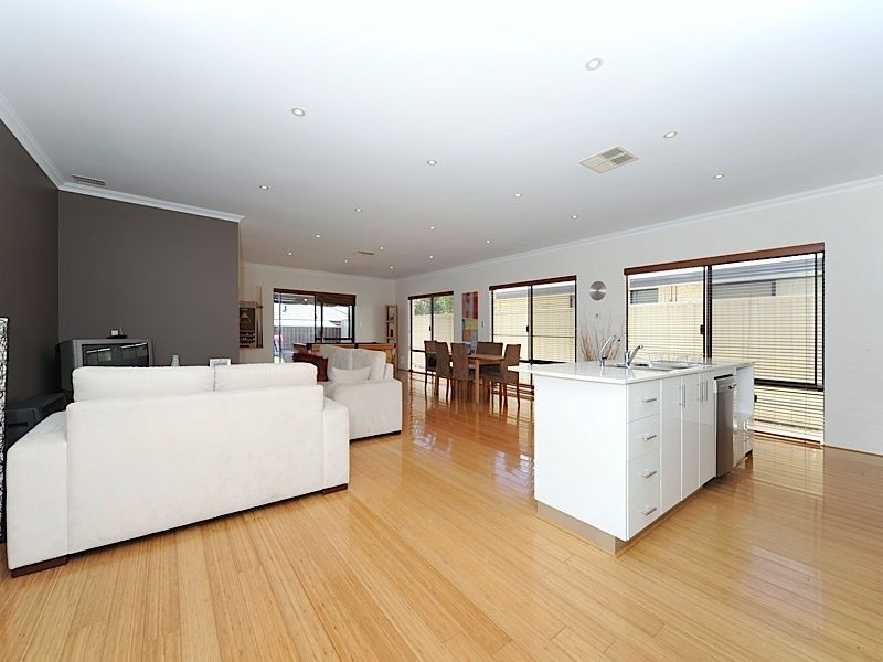 17 Tarwhine Close, South Lake WA 6164