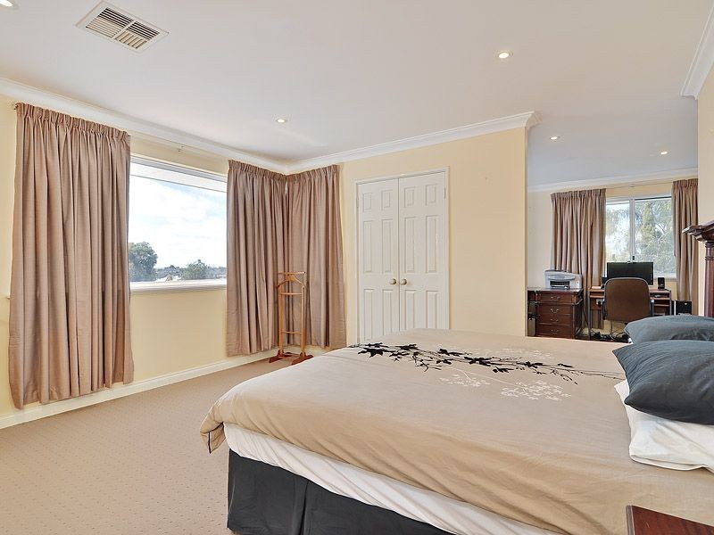 13 Green Croft Gardens, Leeming WA 6149