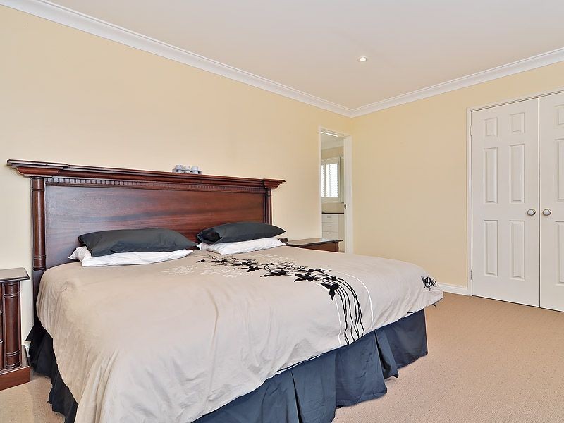 13 Green Croft Gardens, Leeming WA 6149